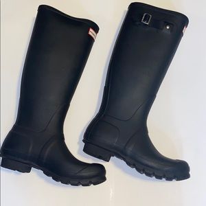 Black matte hunter rain boots